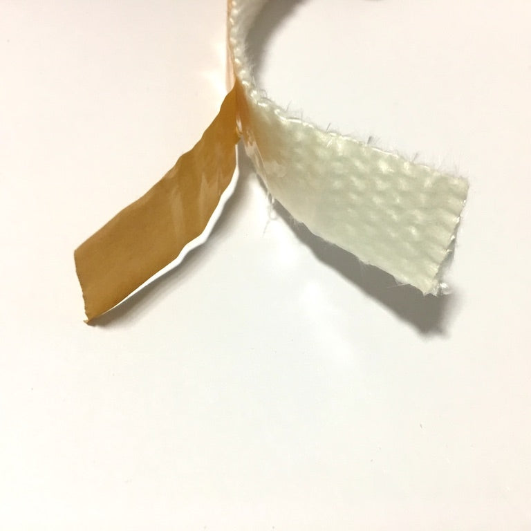Nastro fibra vetro adesivo bianco da 20x2mm, accessori e ricambi della marca Piazzetta, visibile in primo piano.