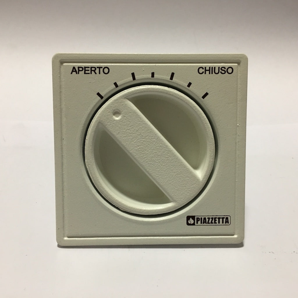Registro fumi Piazzetta Comando, accessori e ricambi per stufe e caldaie, con manopola di controllo e tubi collegati.