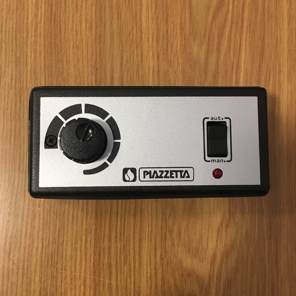 Variatore di potenza Piazzetta, accessori e ricambi per caldaie e stufe Piazzetta, visibile in primo piano nell'immagine.