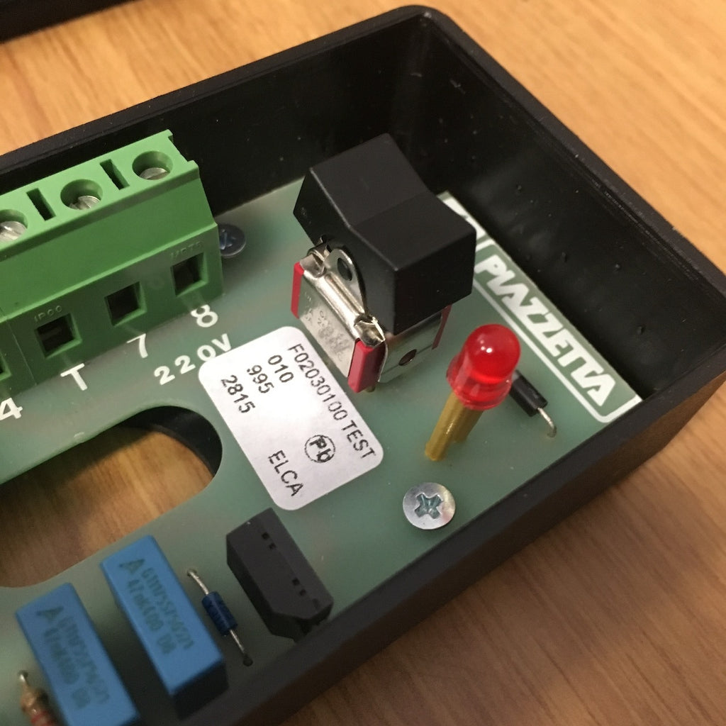 Variatore di potenza Piazzetta, accessori e ricambi per caldaie e stufe, con componenti tecnologici e connettori.