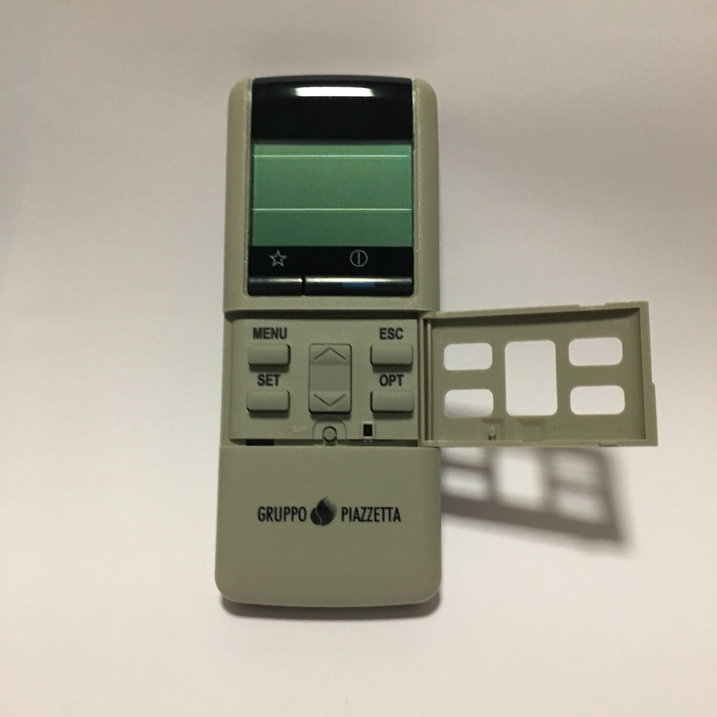 Telecomando LCD Piazzetta per stufe a pellet, accessori e ricambi, con display e pulsanti per il controllo della stufa.