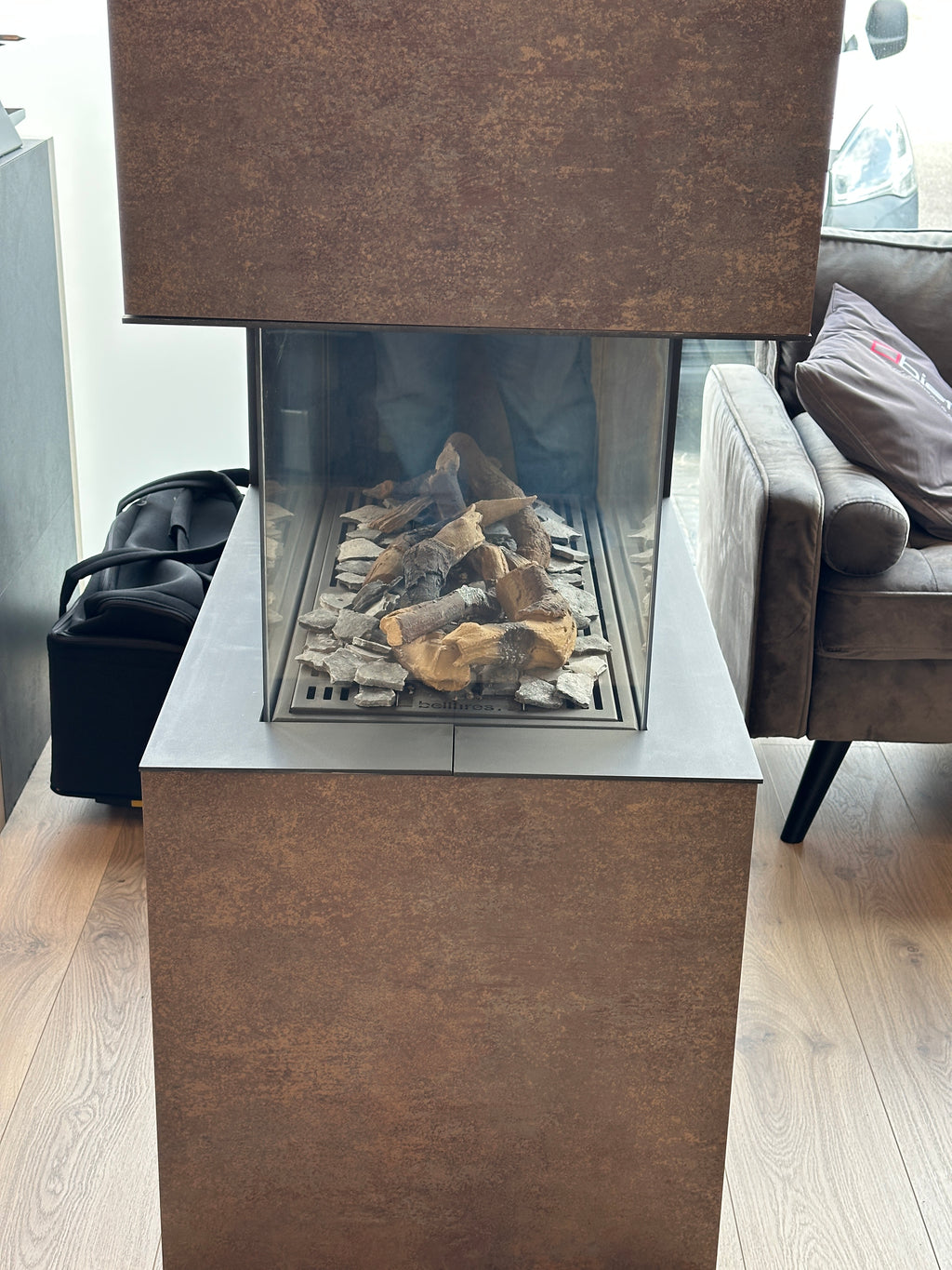 Caminetto a gas Piazzetta Bellfires, modello Room Divider Medium 3, con design moderno e finiture eleganti.