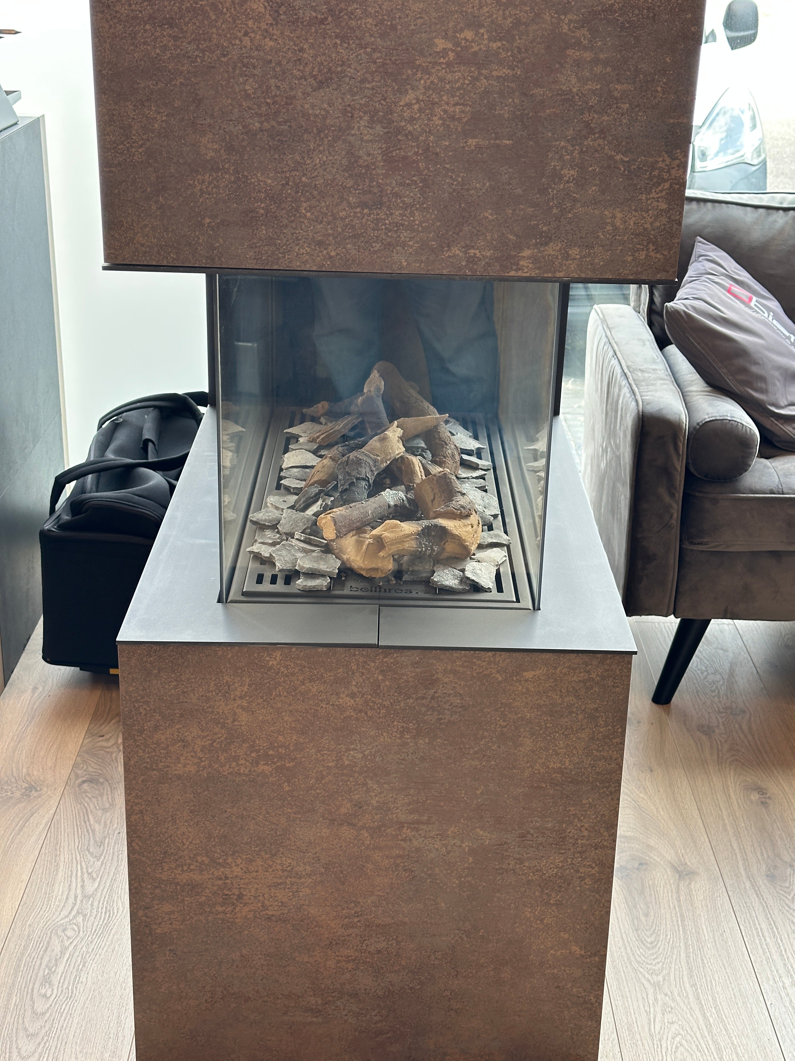 Caminetto a gas Piazzetta Bellfires, modello Room Divider Medium 3, con design moderno e finiture eleganti.