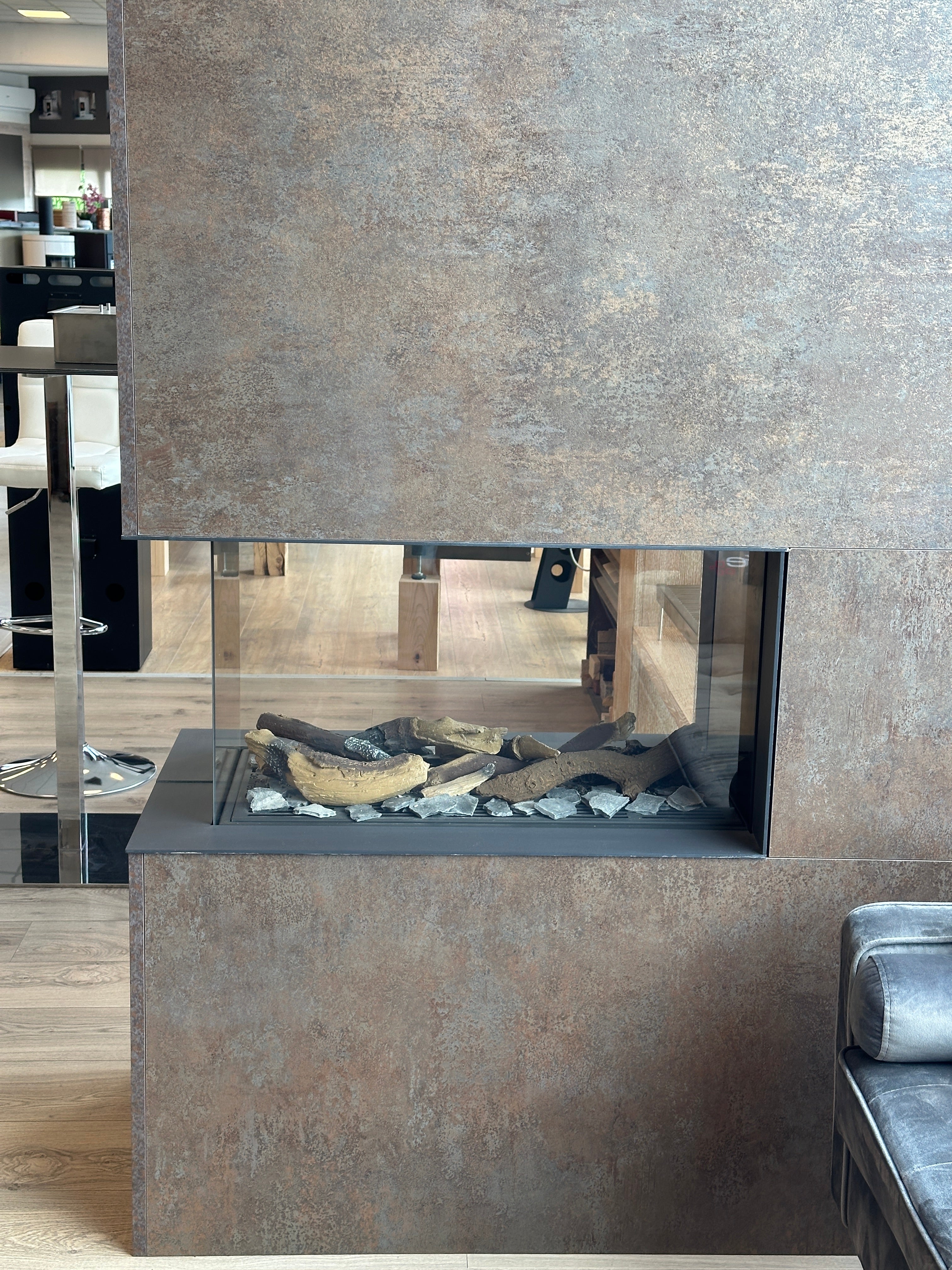 Caminetto a gas Piazzetta Bellfires Room Divider Medium 3 con design moderno e struttura elegante.