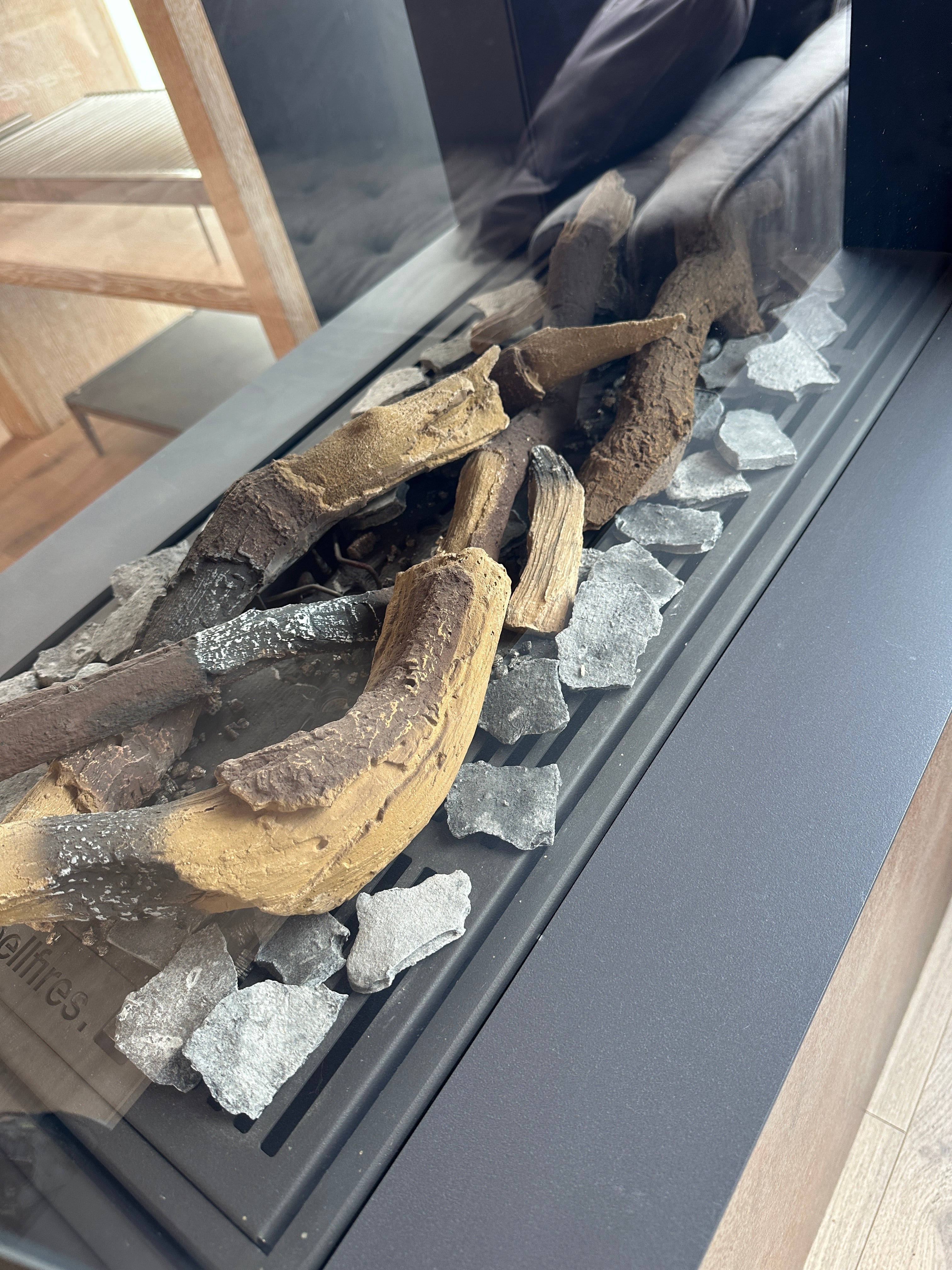 Caminetto a gas Piazzetta Bellfires Room Divider Medium 3 con design moderno e vetro, ideale per ambienti domestici eleganti.