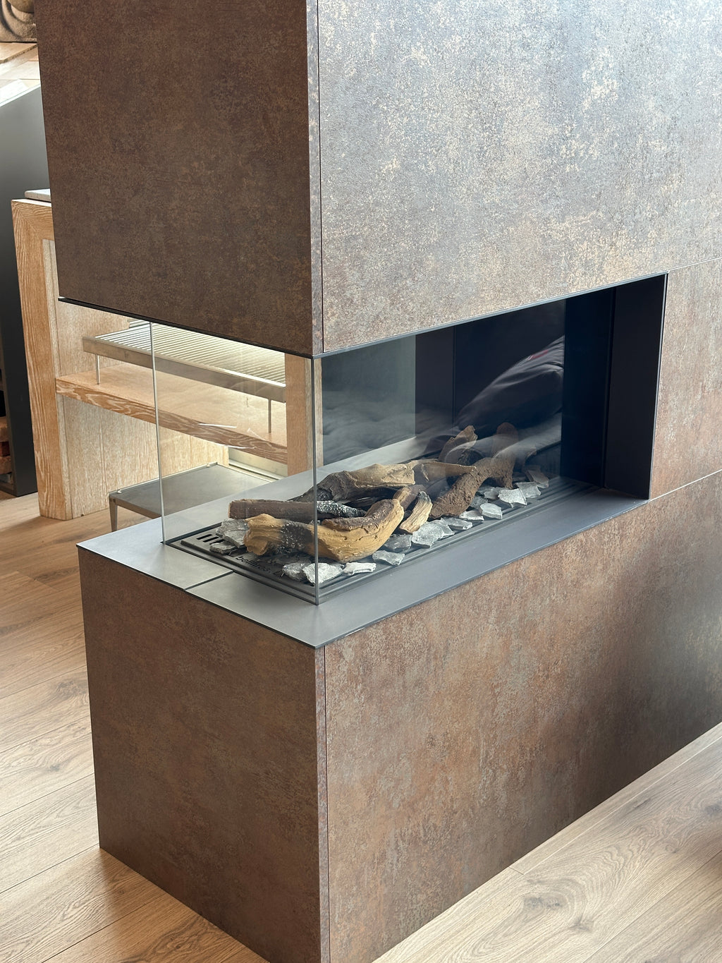 Caminetto a gas Piazzetta Bellfires Room Divider Medium 3 con design moderno e finiture eleganti, ideale per ambienti interni.