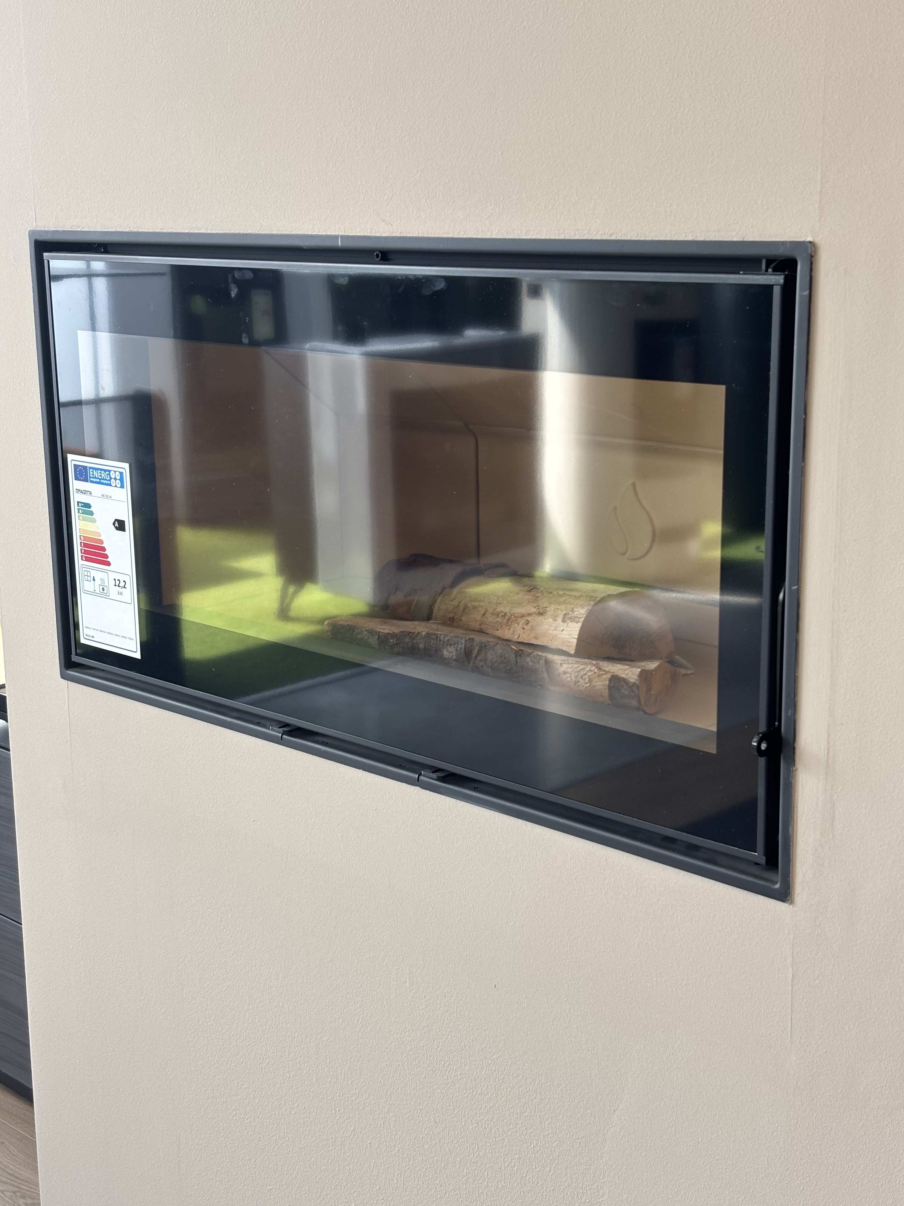 Caminetto a legna Piazzetta MC 90/44 in mattoni con porta in vetro, stile tradizionale e design elegante.