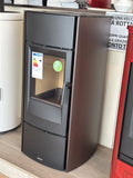 Stufa a legna Piazzetta E 530 Steel con finiture in acciaio, vista frontale con porta e pannello di controllo.