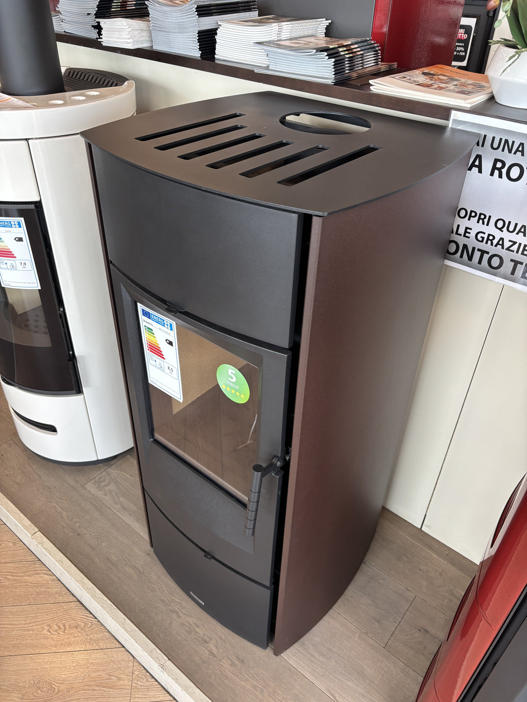 Stufa a legna Piazzetta E 530 Steel in acciaio, con porta in vetro e design moderno, ideale per riscaldamento domestico.