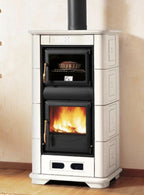 Stufa a legna Piazzetta E 900 M con porta in vetro e finitura elegante, ideale per riscaldamento domestico.