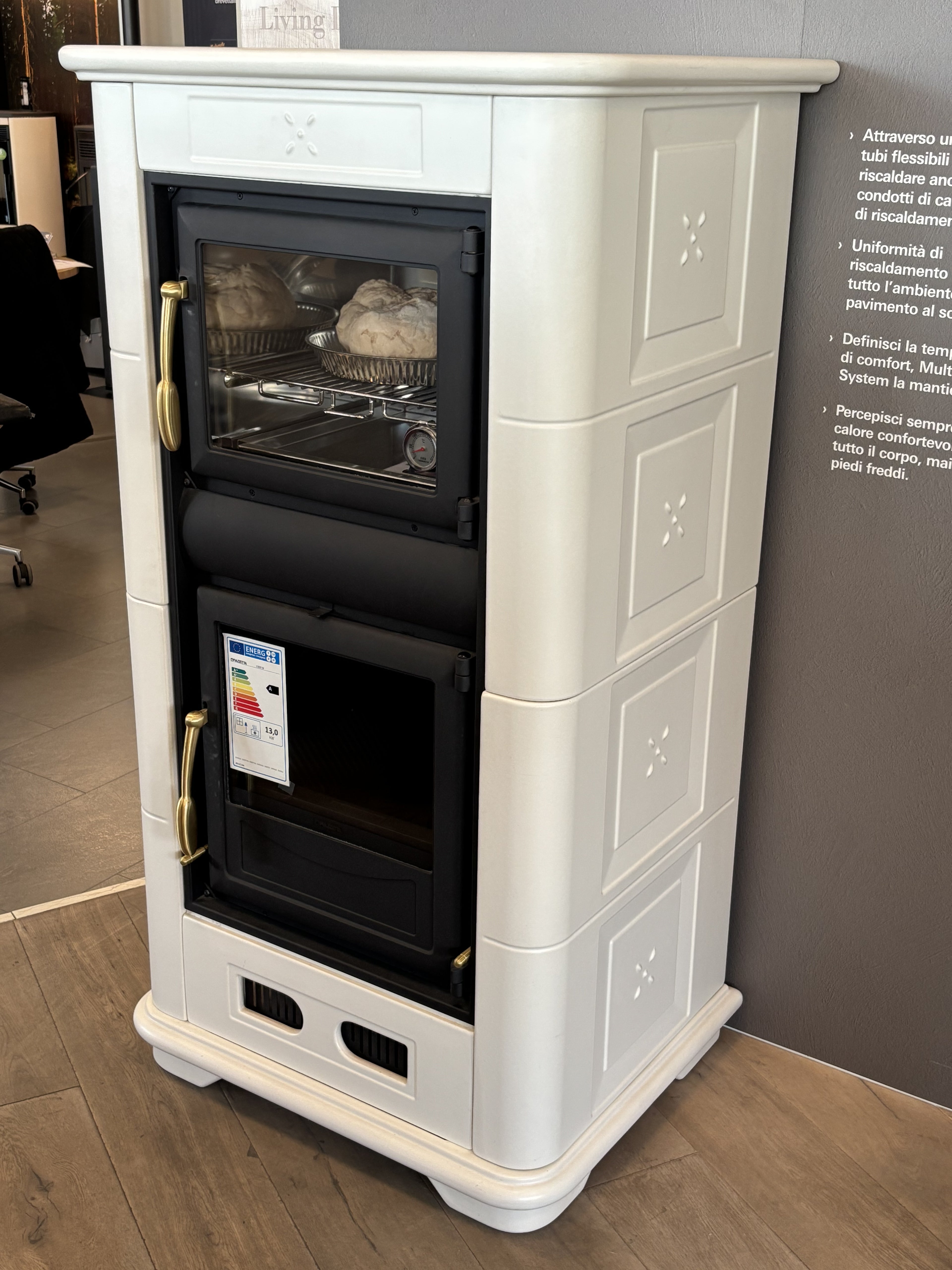 Stufa a legna Piazzetta E 900 M con porta in vetro e struttura in ferro, ideale per riscaldare ambienti domestici.