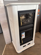 Stufa a legna Piazzetta E 900 M con porta in vetro e finitura elegante, ideale per riscaldare con stile.