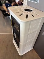 Stufa a legna Piazzetta E 900 M con porta in vetro e corpo in stile classico, ideale per riscaldare ambienti domestici.