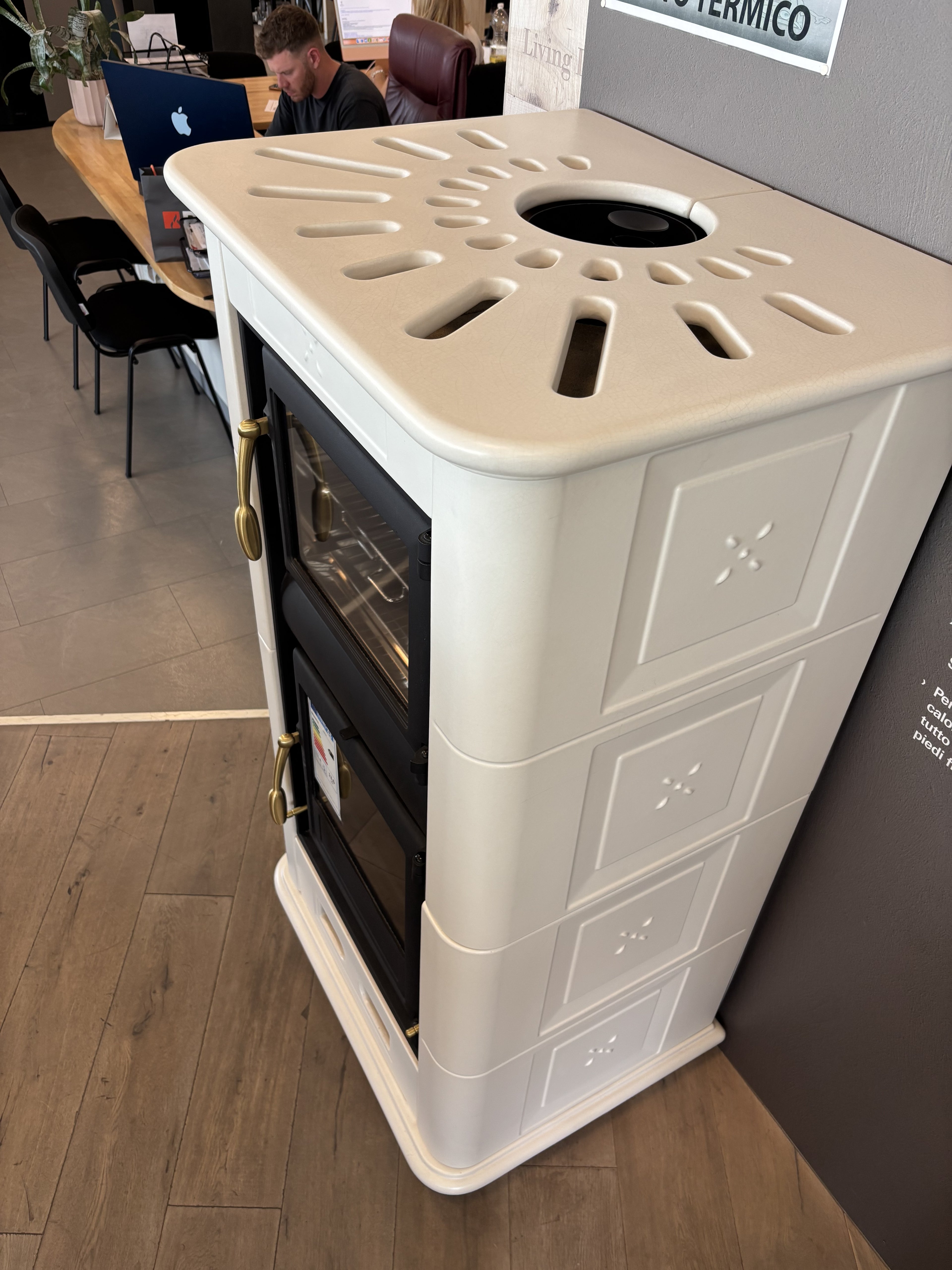 Stufa a legna Piazzetta E 900 M con porta in vetro e corpo in stile classico, ideale per riscaldare ambienti domestici.