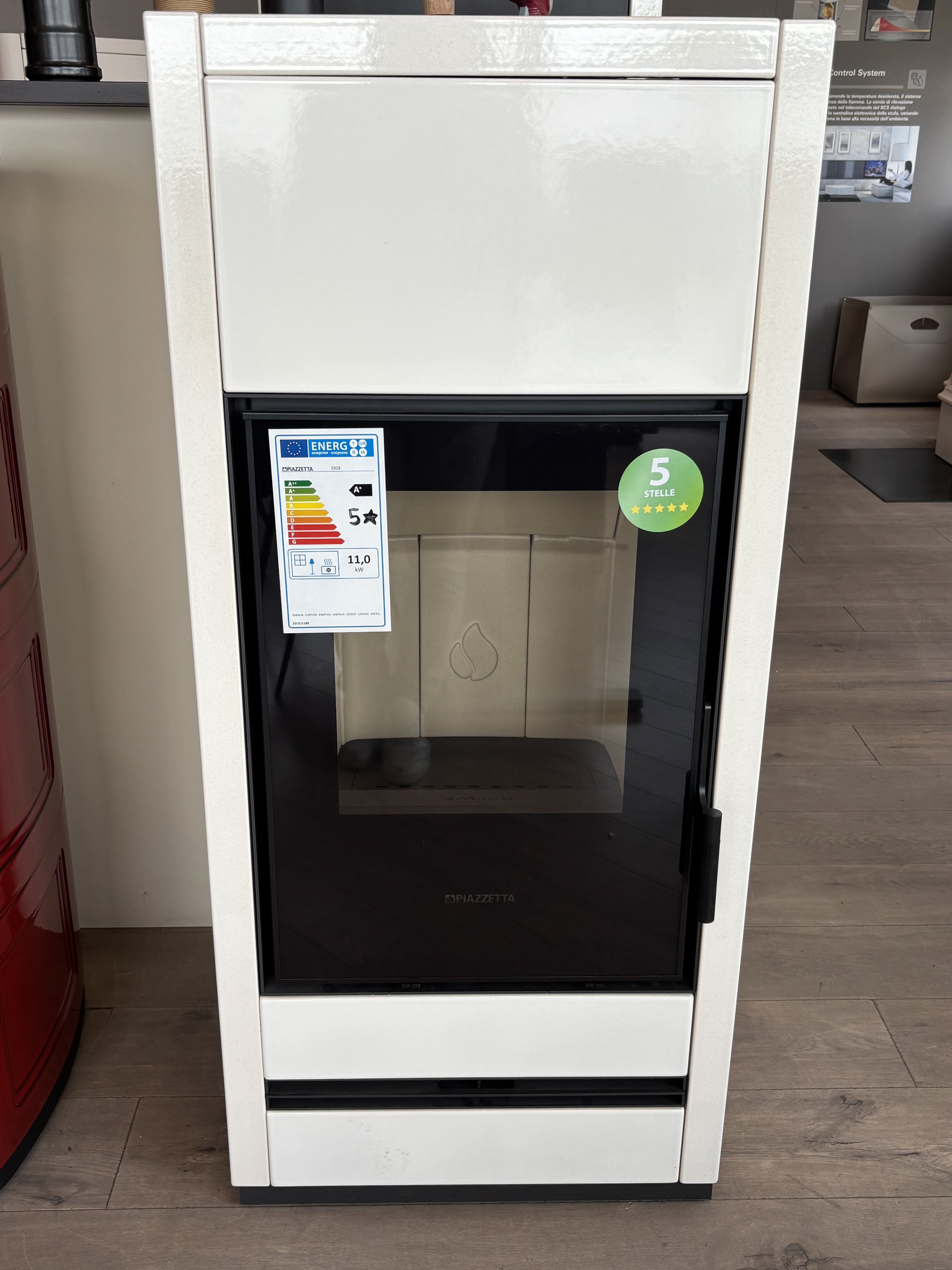 Stufa a legna Piazzetta E 928 Bianca con design elegante e finiture bianche, visibile dall'immagine.