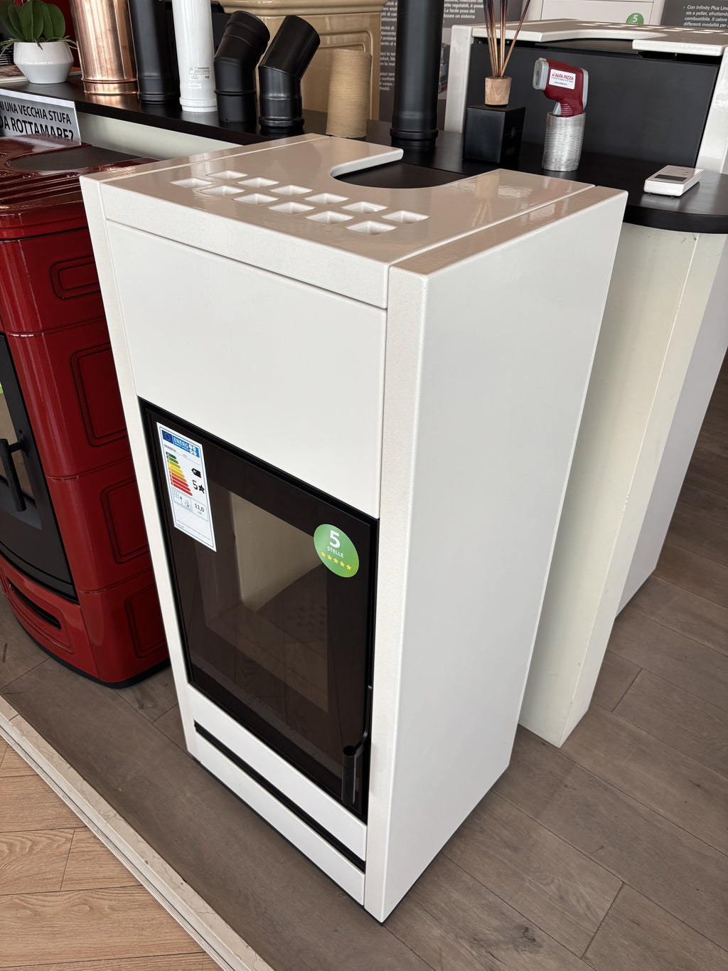 Stufa a legna Piazzetta E 928 Bianca con ante bianche e design moderno, ideale per riscaldare ambienti domestici.