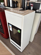 Stufa a legna Piazzetta E 928 Bianca con ante bianche e design moderno, ideale per riscaldare ambienti domestici.