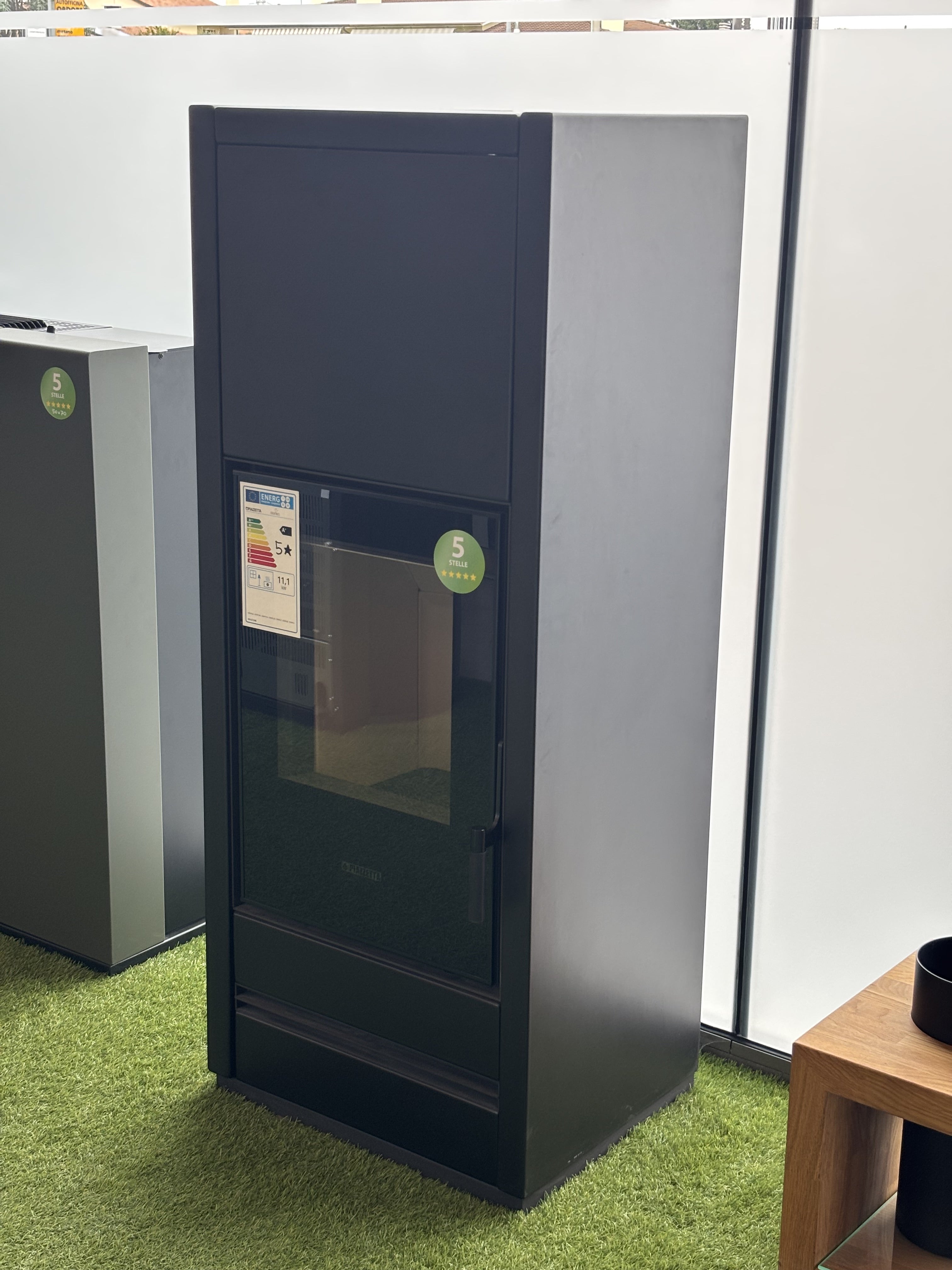 Stufa a legna Piazzetta E 928 M BCS con vetro frontale e design moderno, ideale per riscaldare ambienti domestici.