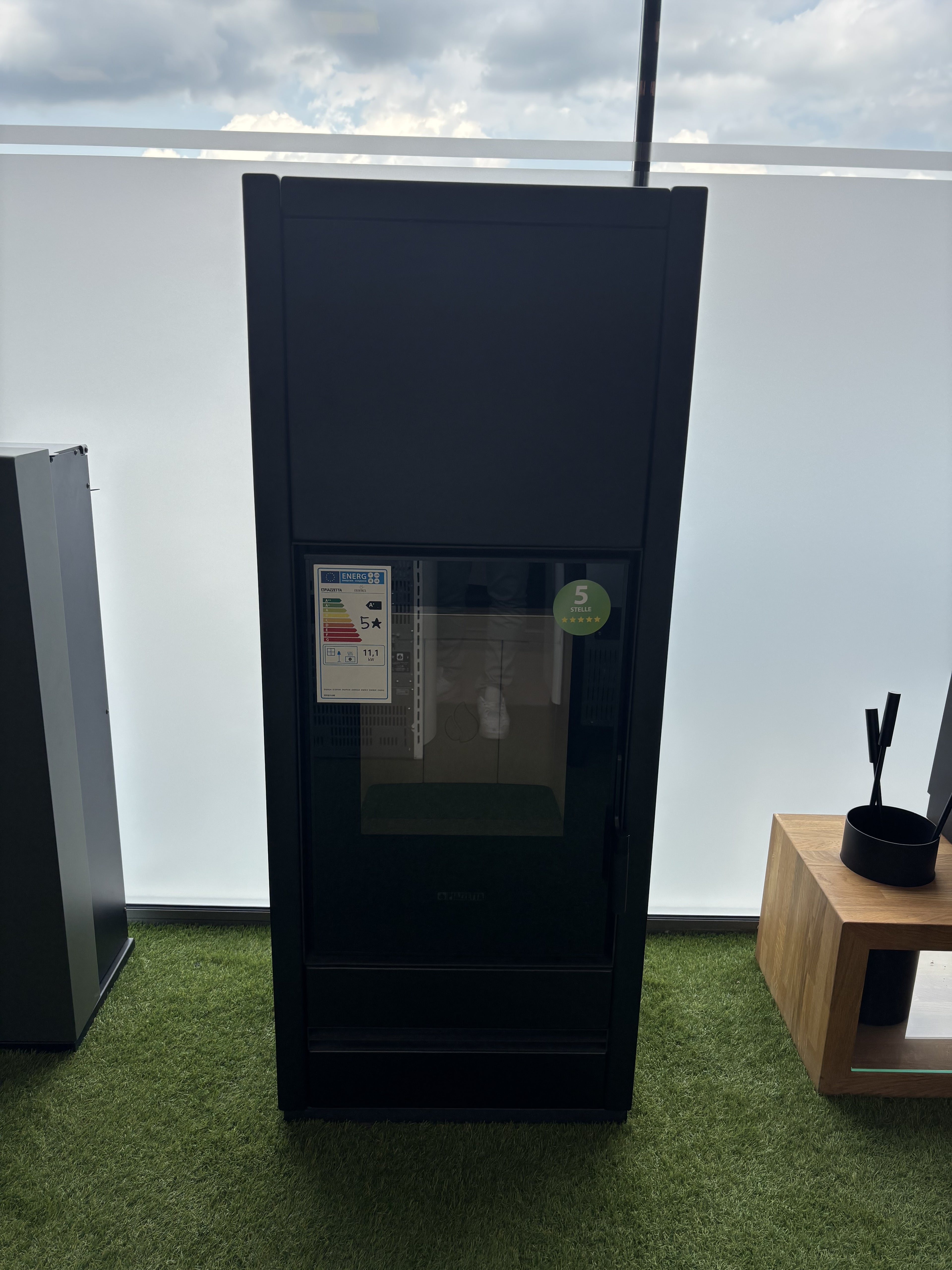 Stufa a legna Piazzetta E 928 M BCS con porta in vetro e struttura in acciaio, ideale per riscaldare ambienti domestici.