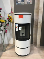 Stufa a legna Piazzetta P943 M Bianca, vista frontale con porta e dettagli in bianco, ideale per riscaldare con stile.