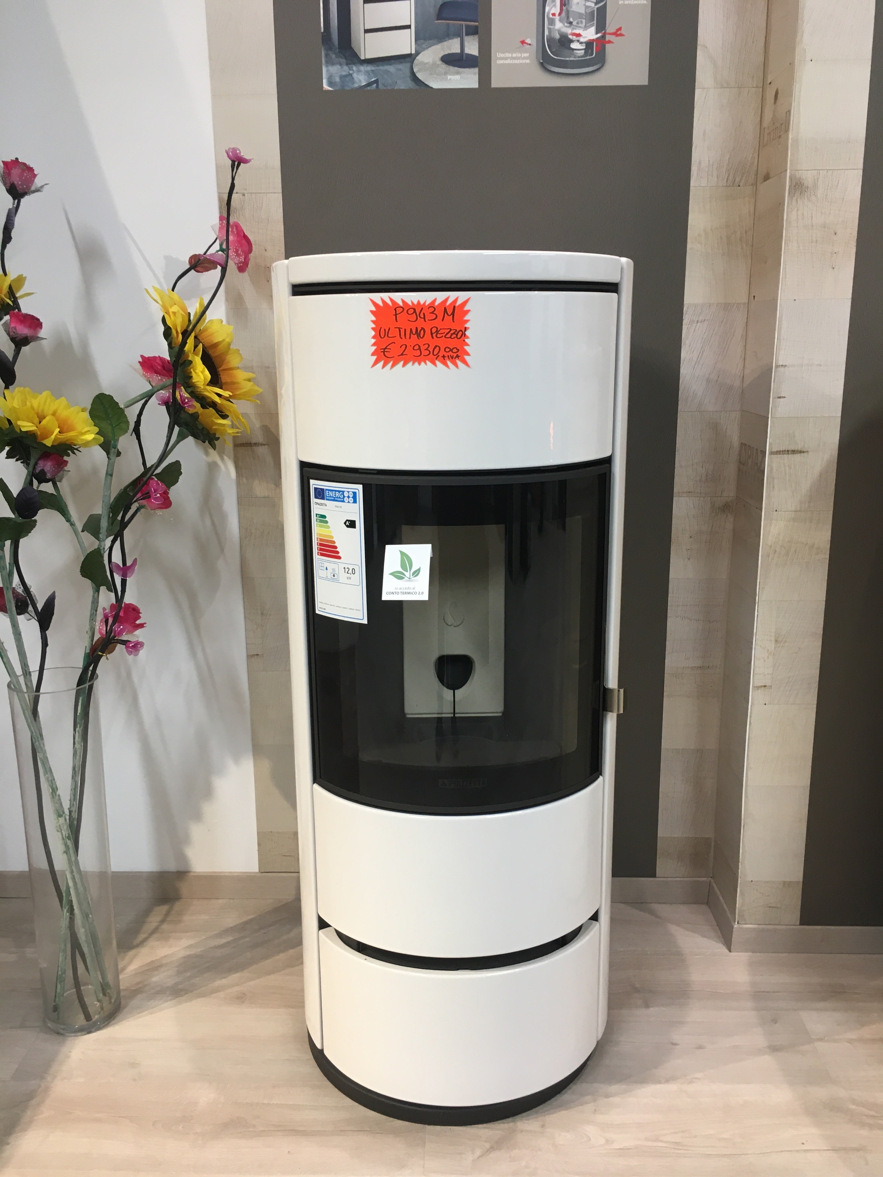 Stufa a legna Piazzetta P943 M Bianca, vista frontale con porta e dettagli in bianco, ideale per riscaldare con stile.