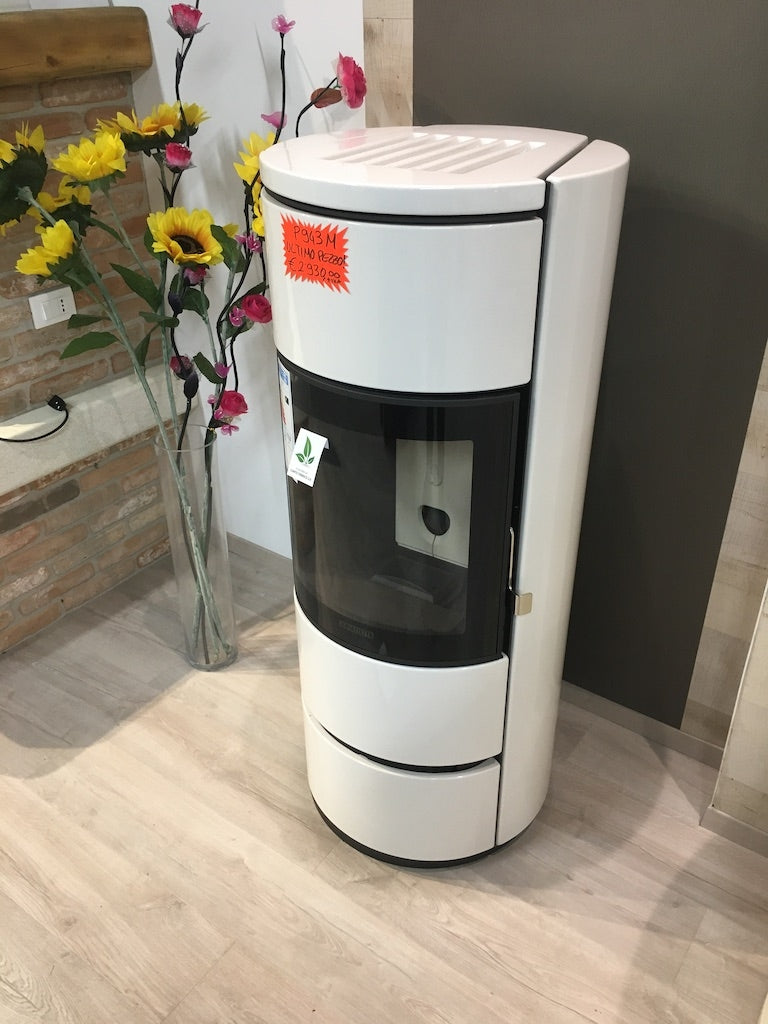 Stufa a legna Piazzetta P943 M Bianca con porta in vetro e finitura bianca, ideale per riscaldare ambienti domestici.