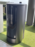 Stufa a pellet Piazzetta P 230 T usata, in ottimo stato, con display e canna fumaria, vista frontale in ambiente domestico.