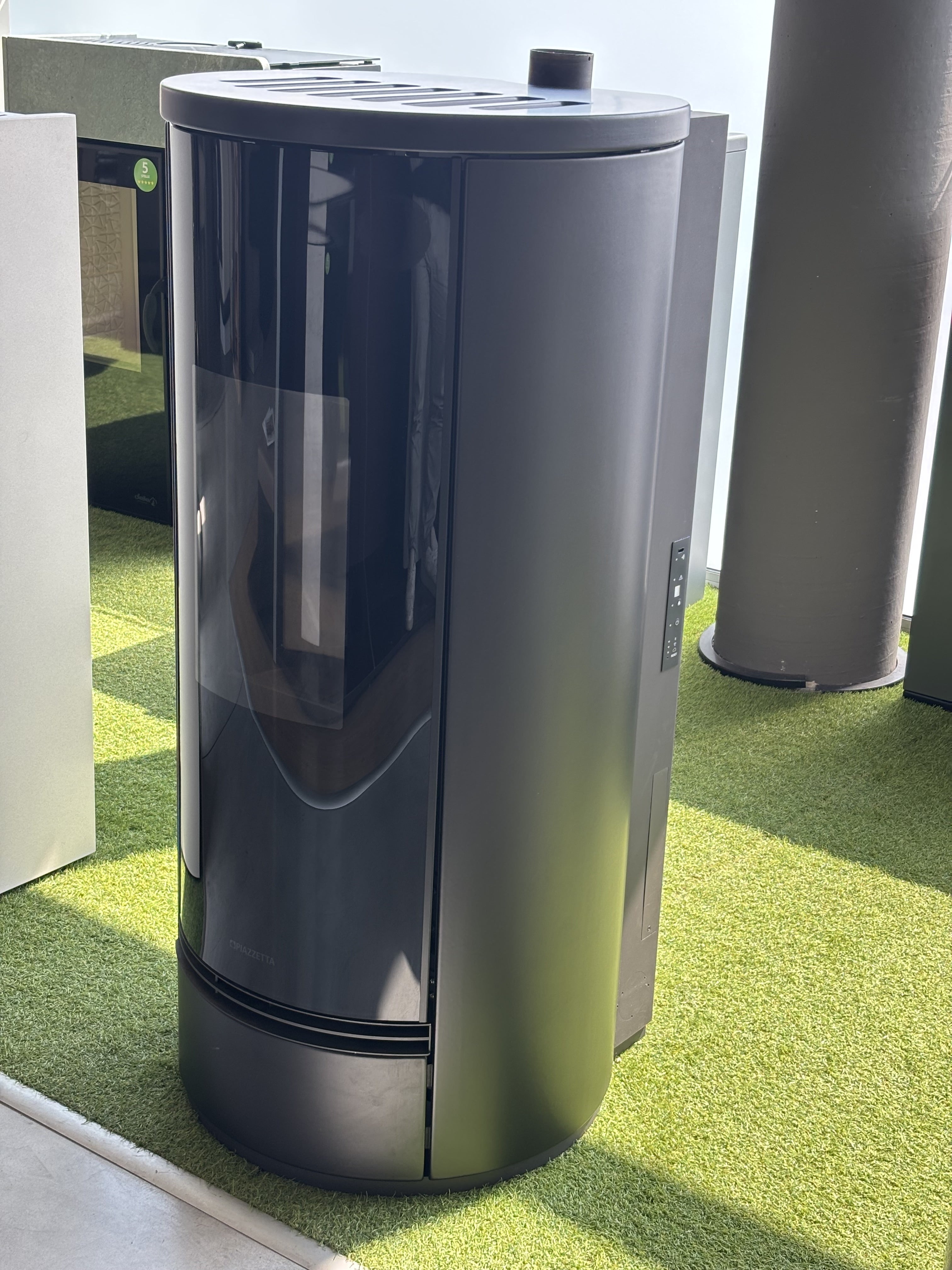 Stufa a pellet Piazzetta P 230 T usata, in ottimo stato, con display e canna fumaria, vista frontale in ambiente domestico.