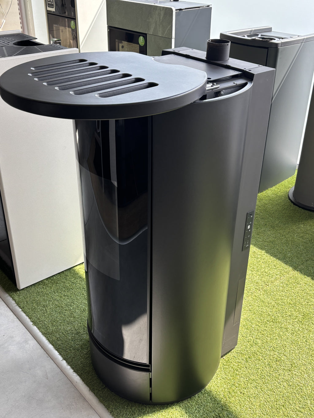 Stufa a pellet Piazzetta P 230 T usata, con design moderno e sonda di controllo, visibile in primo piano.