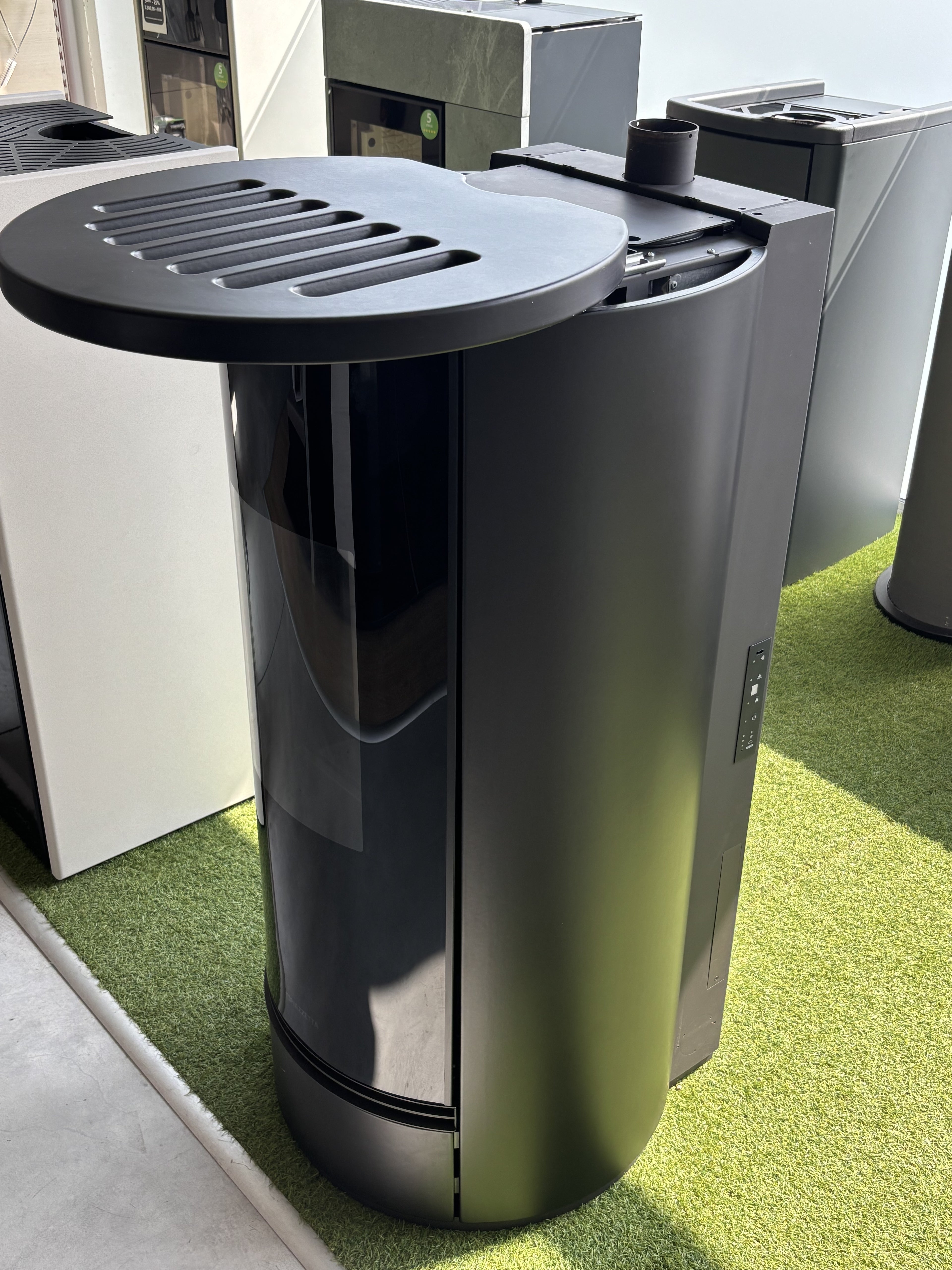 Stufa a pellet Piazzetta P 230 T usata, con design moderno e sonda di controllo, visibile in primo piano.