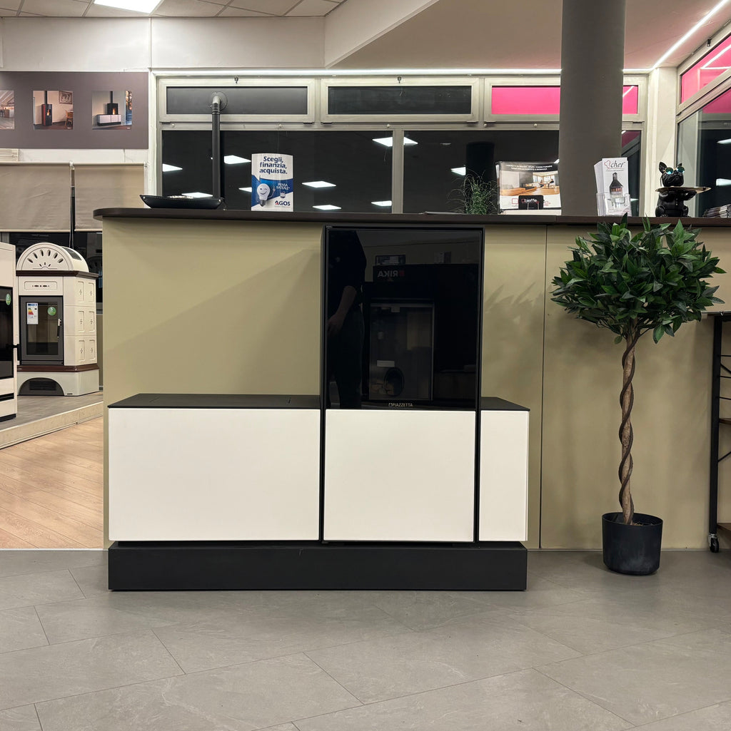 Stufa a pellet Piazzetta P240 in stile moderno con porta in vetro e pannello frontale nero, ideale per riscaldare ambienti domestici
