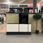 Stufa a pellet Piazzetta P240 in stile moderno con porta in vetro e pannello frontale nero, ideale per riscaldare ambienti domestici