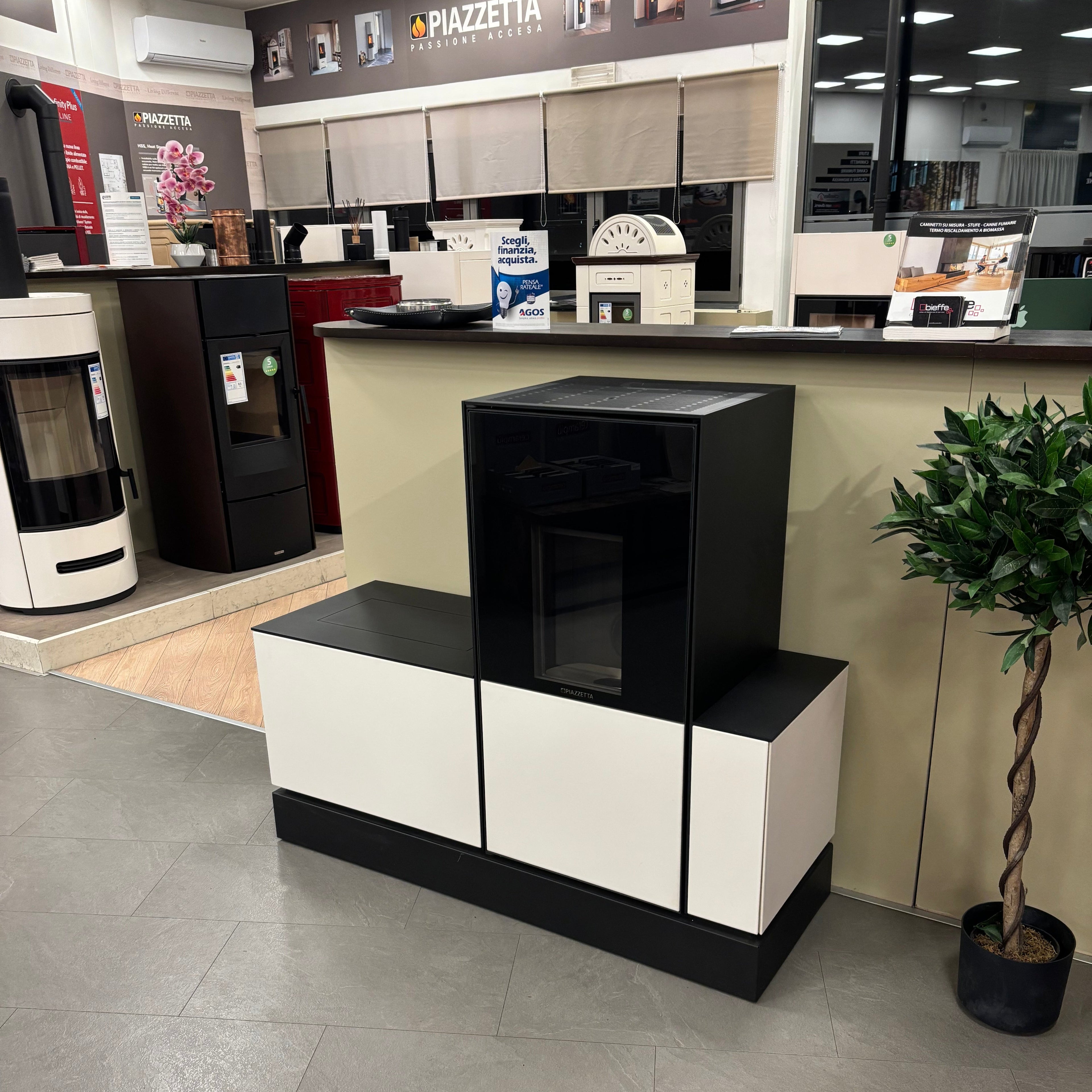 Stufa a pellet Piazzetta P240 in stile moderno, visibile con dettagli e design elegante.