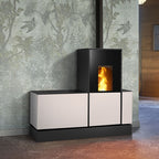 Stufa a pellet Piazzetta P240 in acciaio nero con porta in vetro e display digitale, ideale per riscaldamento domestico.