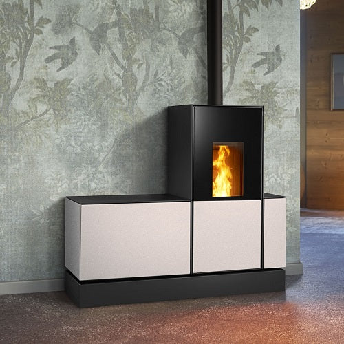 Stufa a pellet Piazzetta P240 in acciaio nero con porta in vetro e display digitale, ideale per riscaldamento domestico.