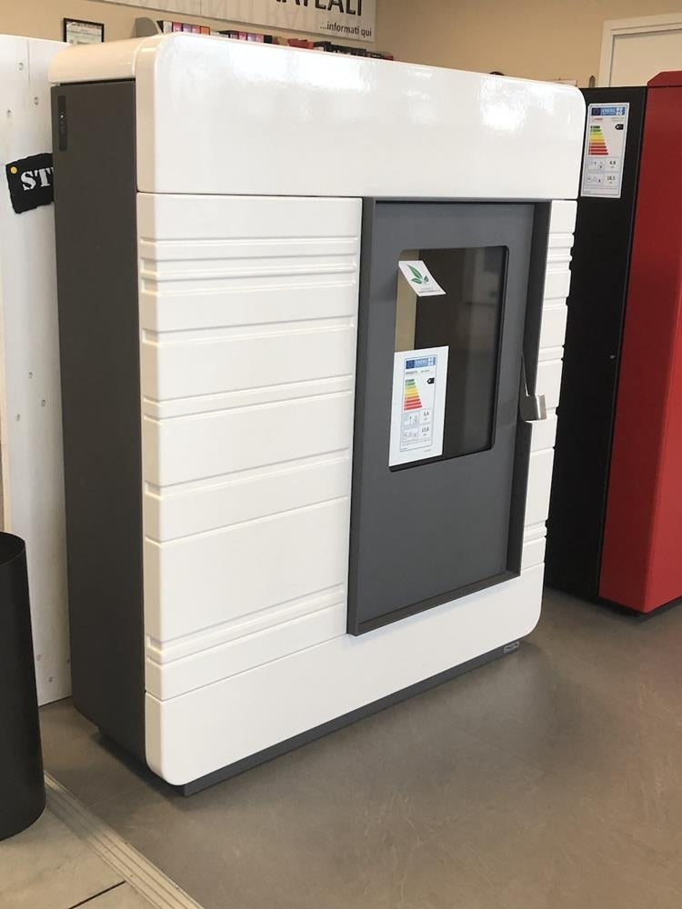Termostufa a pellet Piazzetta P 985 TH Bianca con design elegante e rivestimento bianco, vista frontale.