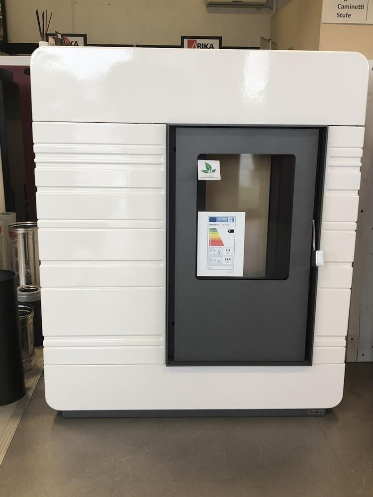 Termostufa a pellet Piazzetta P 985 TH Bianca, con design elegante e finitura bianca, visibile in questa immagine.