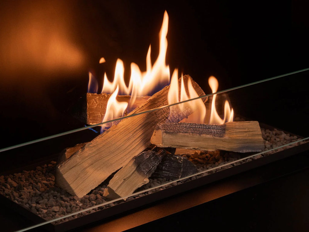 Bruciatore a bioetanolo Planika FLOGS Burner, design elegante in acciaio con fiamma visibile e superficie moderna.