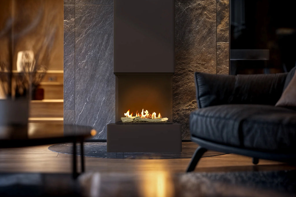 Caminetto a bioetanolo Planika Vertis con design moderno, in vetro e acciaio, ideale per ambienti eleganti e accoglienti.