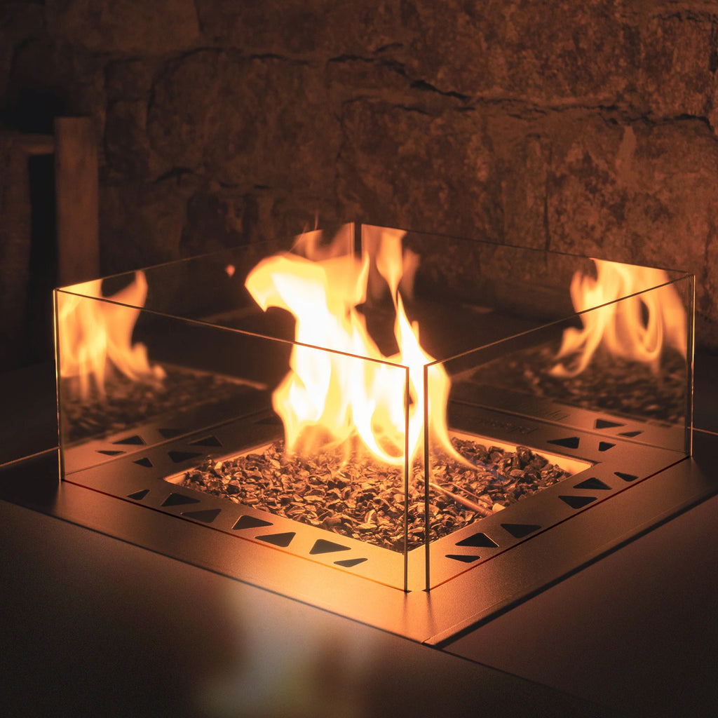 Caminetto a gas Planika Square Table con design moderno, superficie quadrata in acciaio, ideale per ambienti interni ed esterni