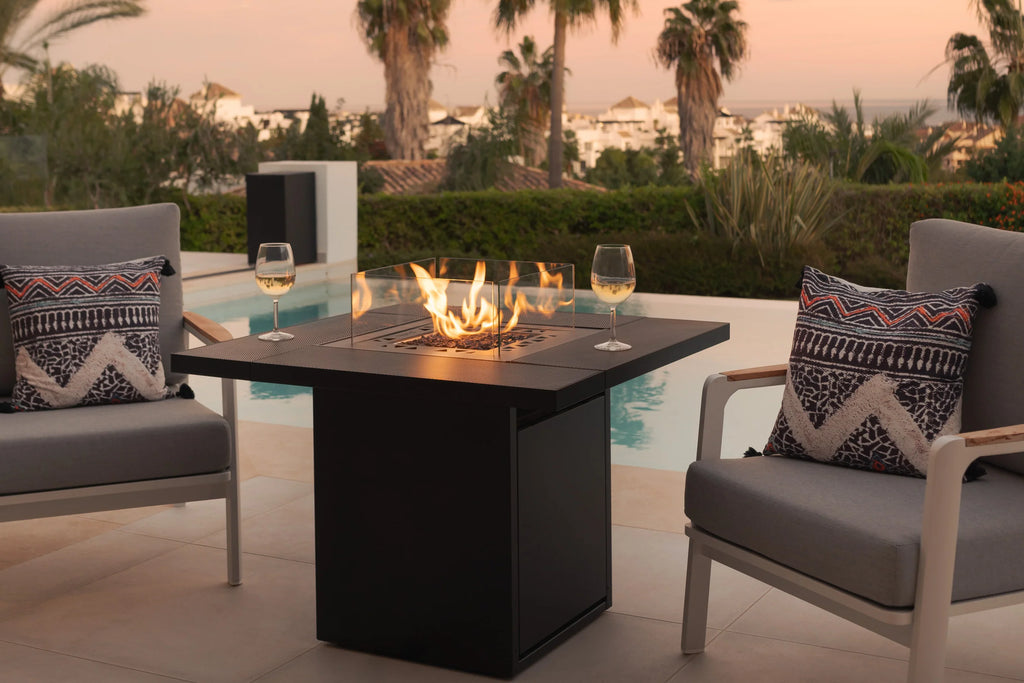 Caminetto a gas Planika Square Table, design moderno con superficie quadrata e fiamme visibili, ideale per ambienti eleganti.