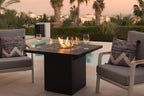 Caminetto a gas Planika Square Table, design moderno con superficie quadrata e fiamme visibili, ideale per ambienti eleganti.