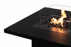 Caminetto a gas Planika Square Table High, design moderno con superficie quadrata e fiamma visibile, in ambientazione elegante