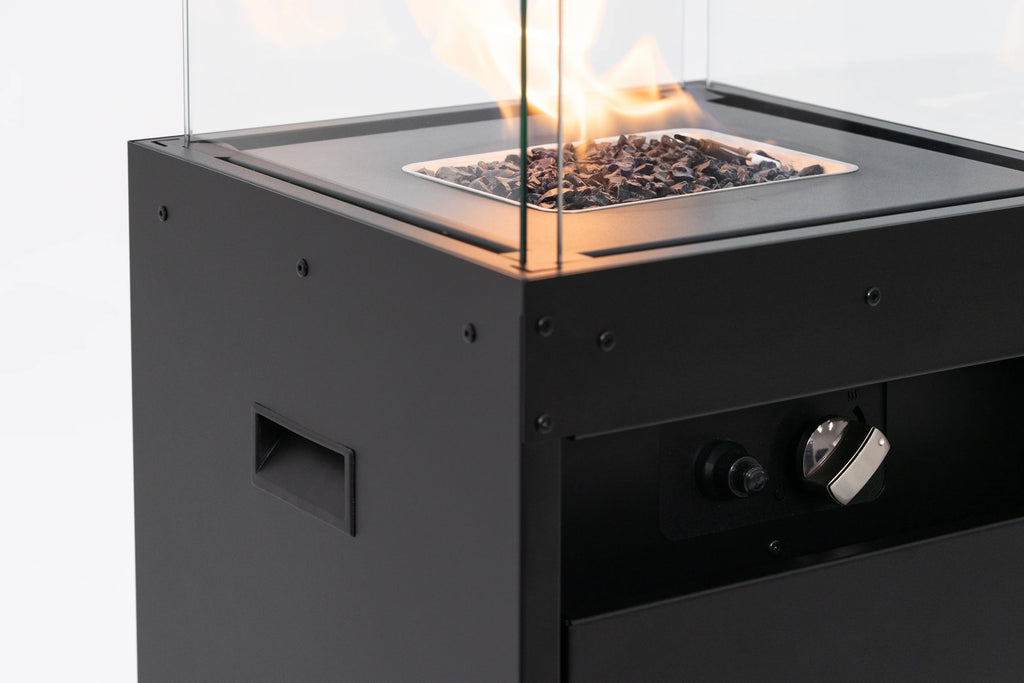 Caminetto a gas Planika Faro nero con design moderno e elegante, dotato di finitura liscia e dettagli raffinati.