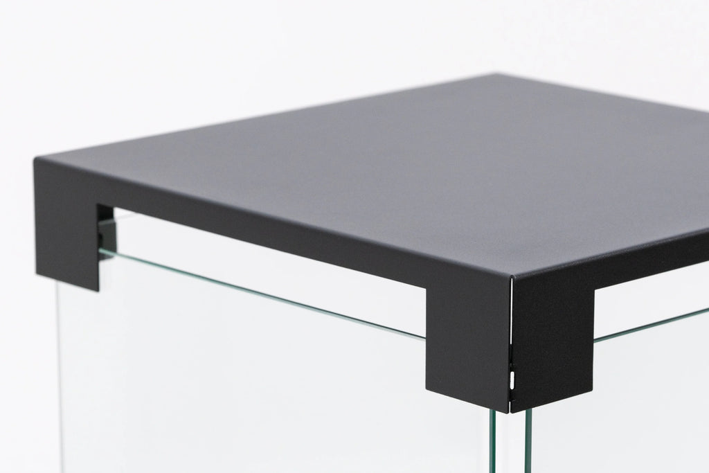 Caminetto a gas Planika Faro nero, elegante e moderno, con design compatto e finitura liscia, ideale per ambienti domestici.