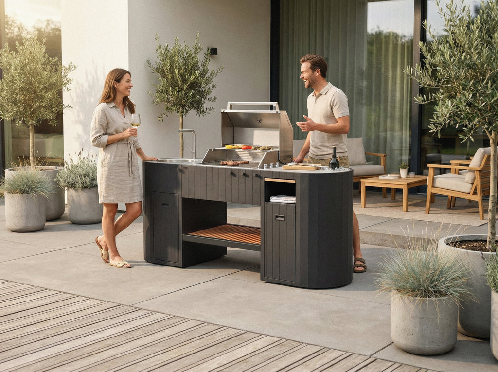 Cucina da esterno Planika OVO GL con barbecue in acciaio inox, piano di lavoro spazioso e design moderno.