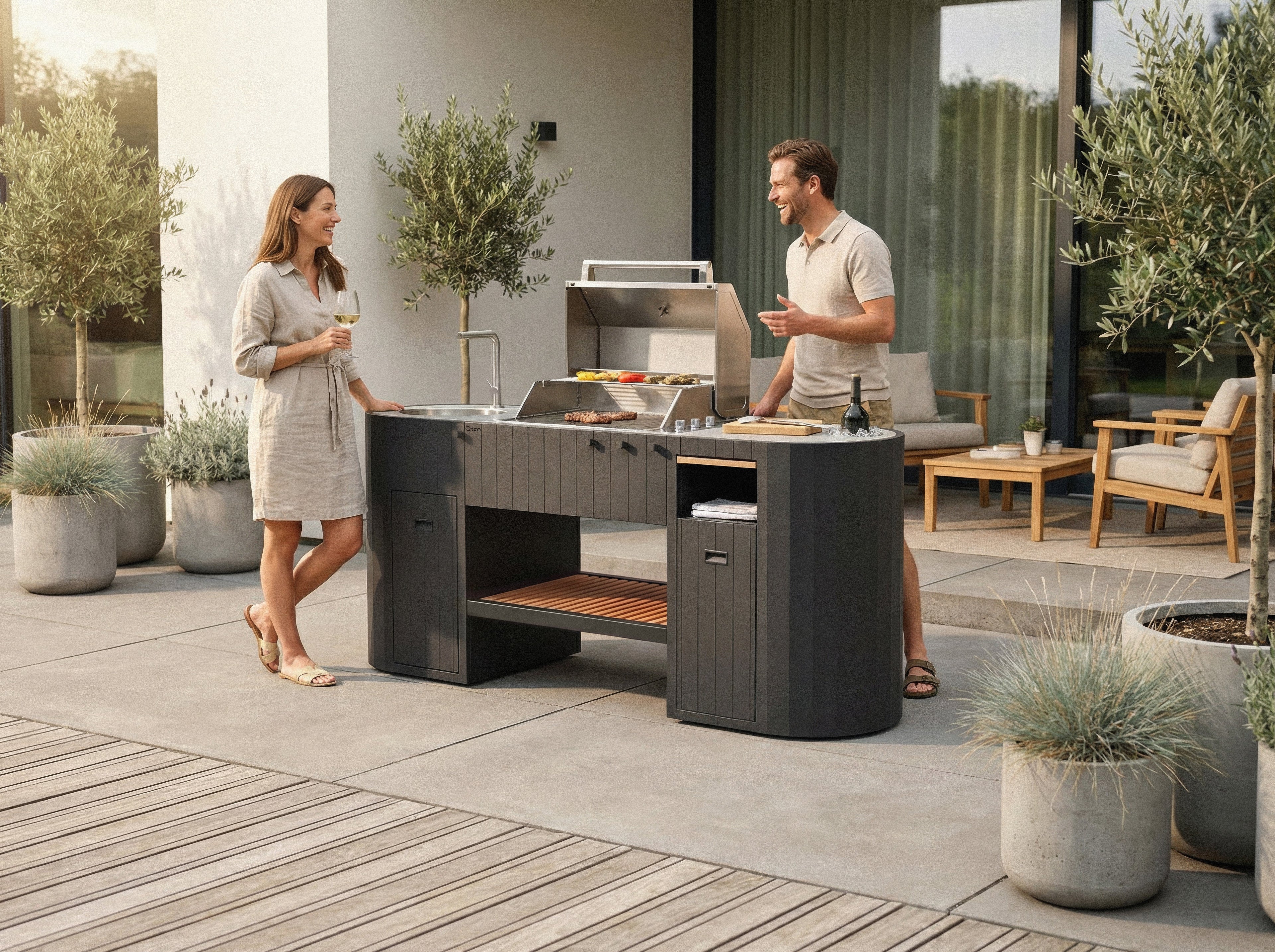 Cucina da esterno Planika OVO GL con barbecue in acciaio inox, piano di lavoro spazioso e design moderno.