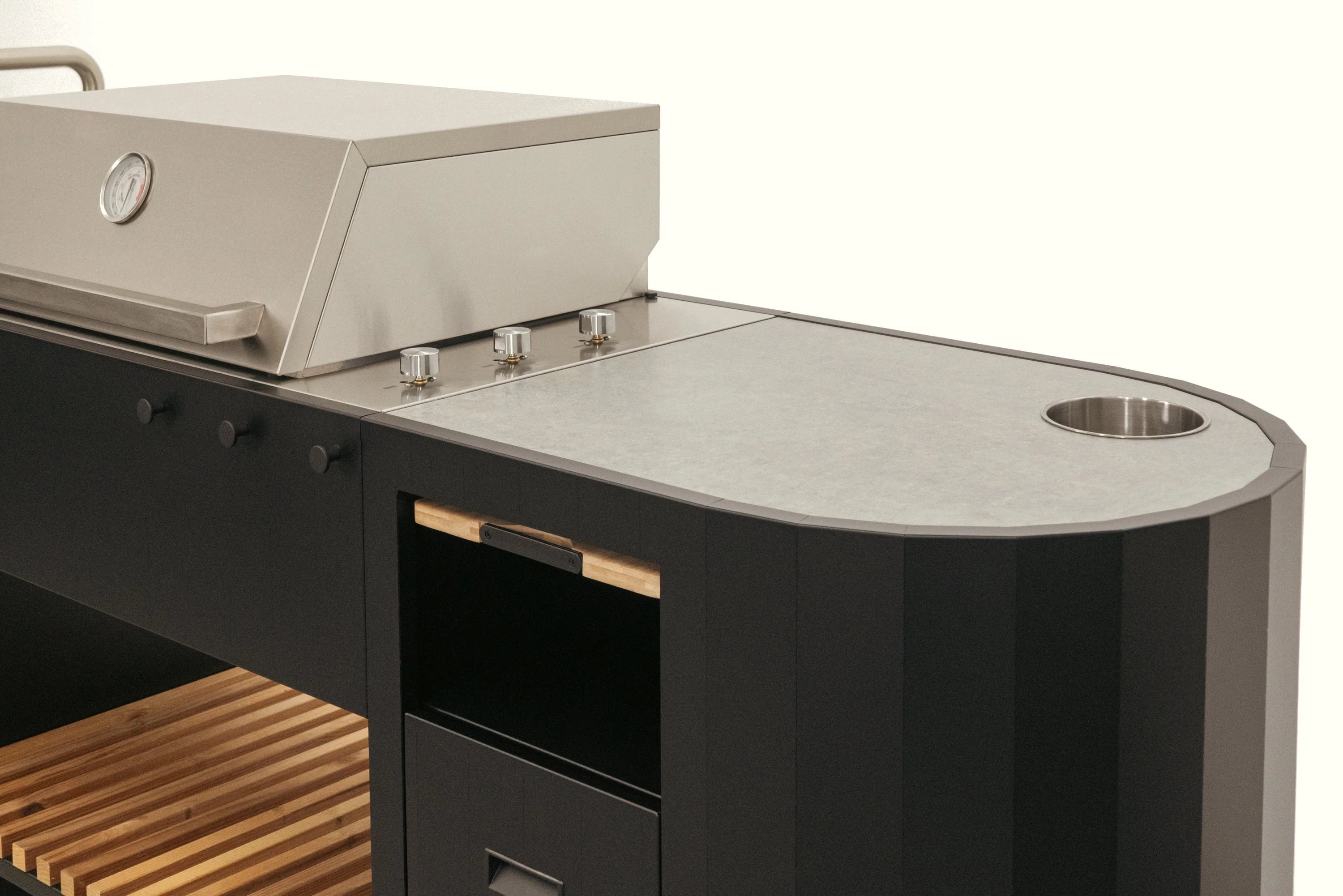 Cucina da esterno Planika OVO GL con barbecue integrato, ideale per cene all'aperto e grigliate all'aperto.