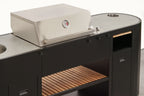 Cucina da esterno Planika OVO GL con barbecue, struttura in acciaio e piano in legno, ideale per cene all'aperto.