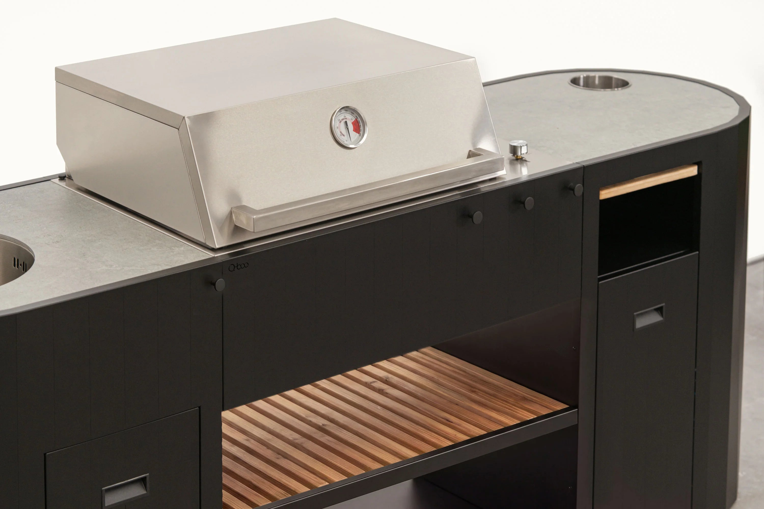 Cucina da esterno Planika OVO GL con barbecue, struttura in acciaio e piano in legno, ideale per cene all'aperto.
